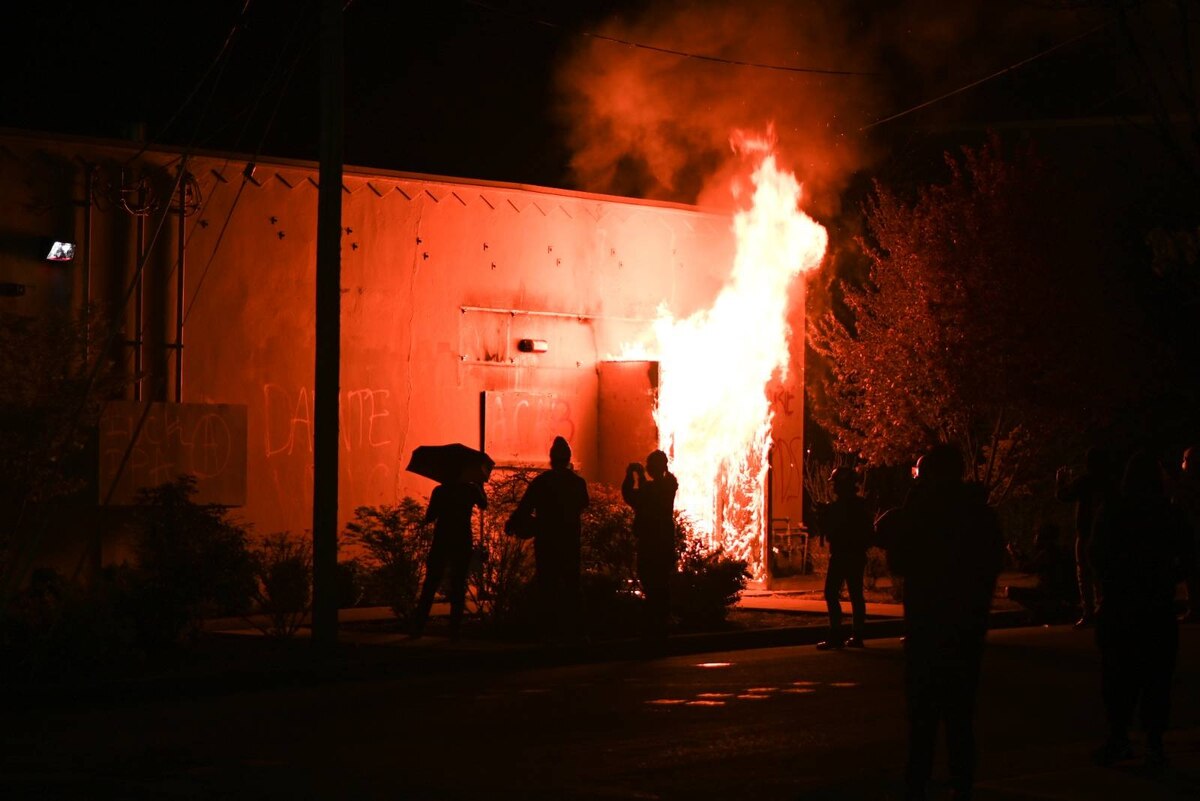 Portland Protesters Set Police Association Building on Fire & March to ICE Facility